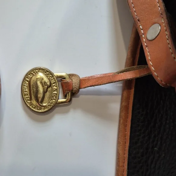 Vintage Classic Black and Tan Leather Shoulder Bag Crossbody Bag - Picture 5 of 17